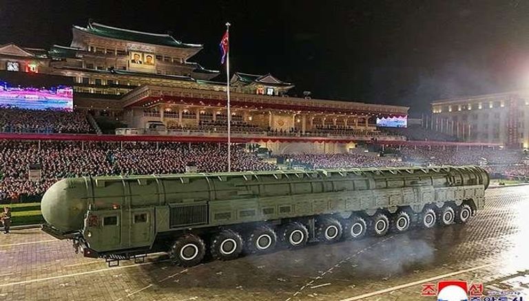 كيم بين جنوده