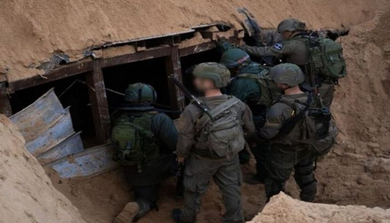 جنود إسرائيليون أمام فتحة نفق