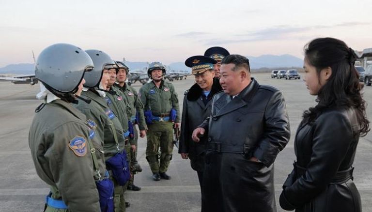 الزعيم الكوري الشمالي وابنته مع مجموعة من الطيارين