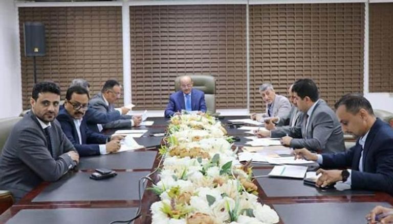 جانب من اجتماع  اللجنة الوطنية لتنظيم وتمويل الواردات اليمنية