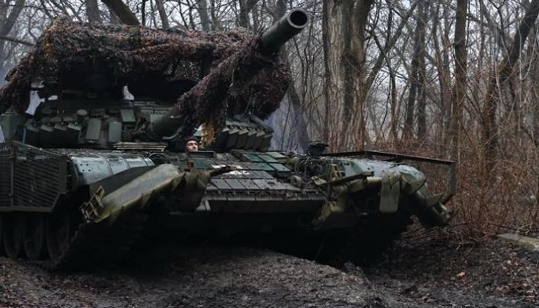 جندي أوكراني على دبابة تتمركز على أحد الخطوط الأمامية للحرب مع روسيا