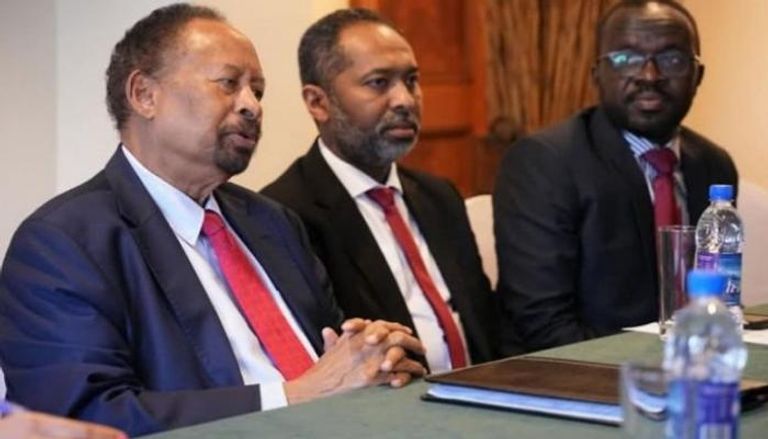 عبدالله حمدوك (يسار) مع قيادات "صمود"