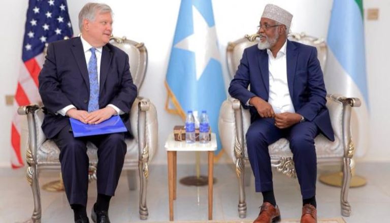 رئيس جوبالاند مع السفير الأمريكي لدى الصومال 