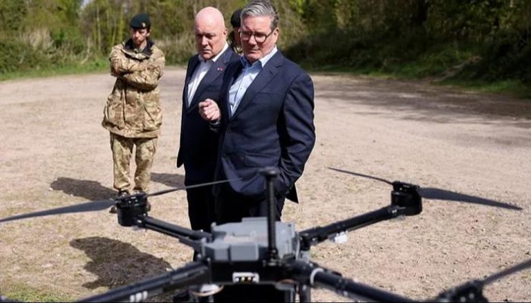 رئيس الوزراء البريطاني كير ستارمر  يشاهد مسيرة