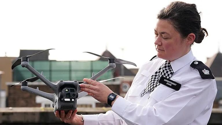 رئيس الوزراء البريطاني كير ستارمر يشاهد مسيرة