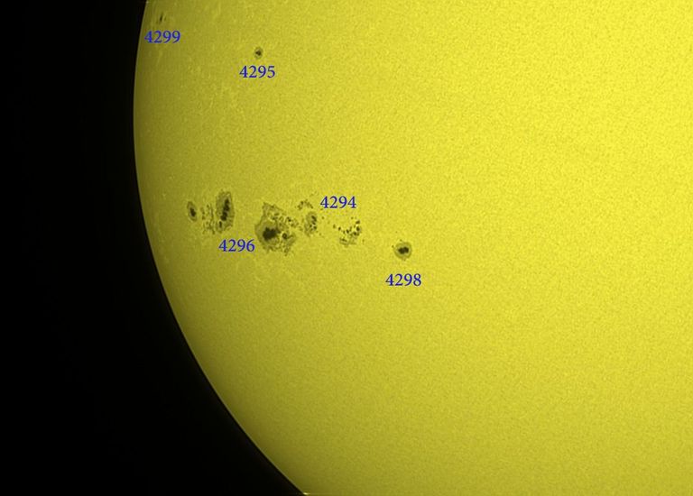 تصوير مجموعة من البقع الشمسية العملاقة بواسطة مركز الفلك الدولي
