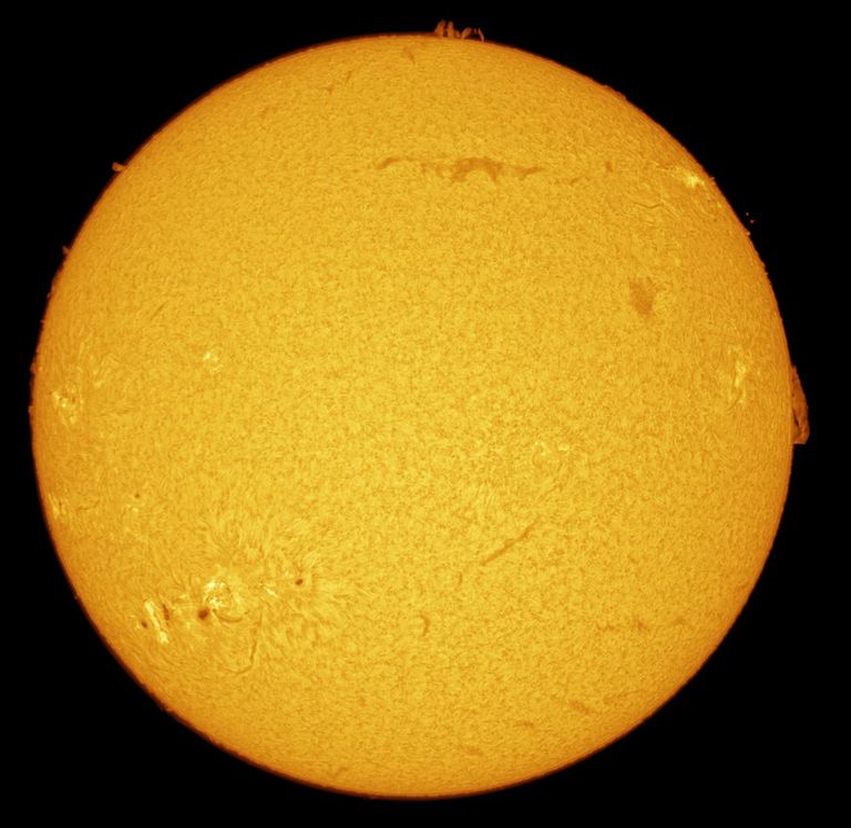 تصوير مجموعة من البقع الشمسية العملاقة بواسطة مركز الفلك الدولي