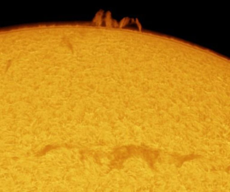 تصوير مجموعة من البقع الشمسية العملاقة بواسطة مركز الفلك الدولي