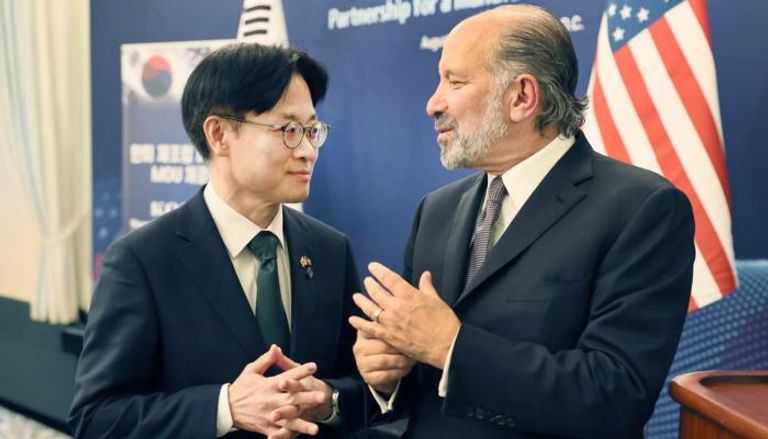 هوارد لوتنيك، وزير التجارة الأمريكي ونظيره الكوري الجنوبي