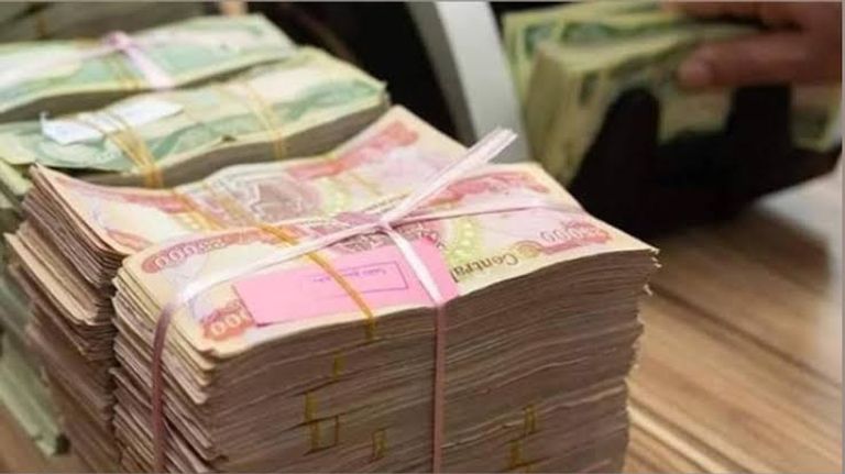 صرف رواتب المتقاعدين في العراق