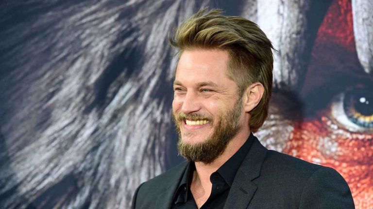 ترافيس فيميل بالزي السعودي في حائل