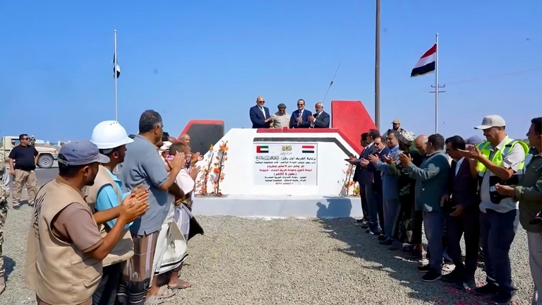 مشروع لتعبيد طريق الساحل الغربي لليمن مشروع لتعبيد طريق الساحل الغربي لليمن