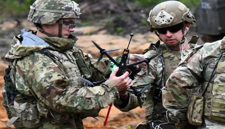 جنود أمريكيون مع مسيرة كاميكازي صغيرة