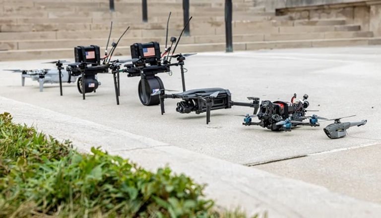 جنود أمريكيون مع مسيرة كاميكازي صغيرة