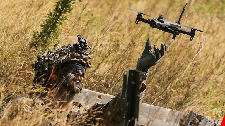 جنود أمريكيون مع مسيرة كاميكازي صغيرة