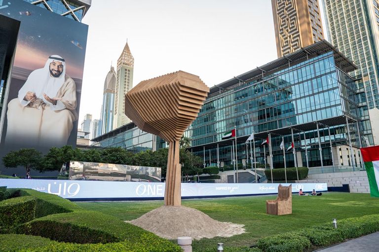 منحوتة واحد من بين كثير منحوتة