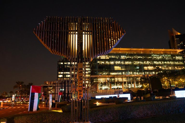 منحوتة واحد من بين كثير منحوتة