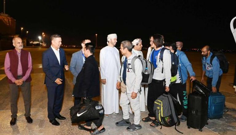 أفراد من طاقم السفينة لدى وصولهم إلى مسقط