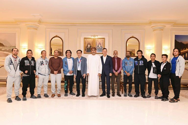 أفراد من طاقم السفينة لدى وصولهم إلى مسقط