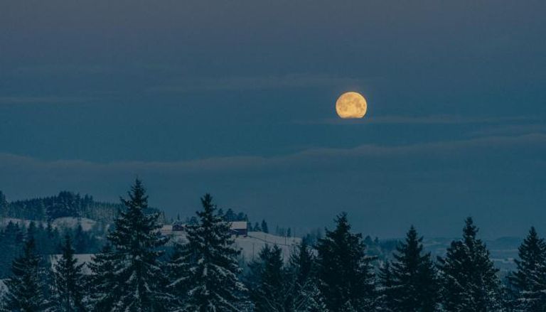 سماء العالم العربي على موعد مع ظاهرة القمر العملاق الليلة