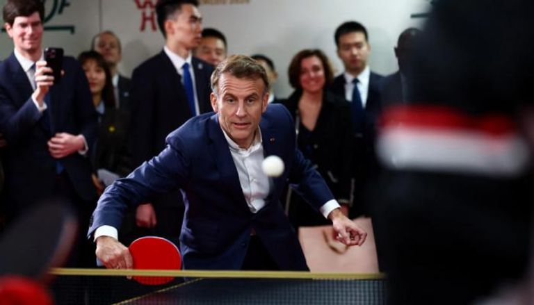 ماكرون يلعب تنس الطاولة في الصين