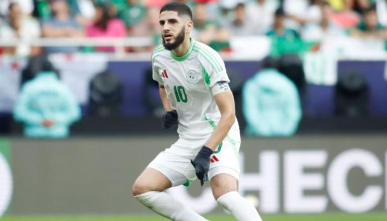بنزية لاعب منتخب الجزائر