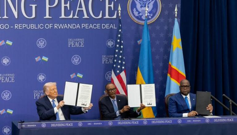 جانب من توقيع الاتفاق