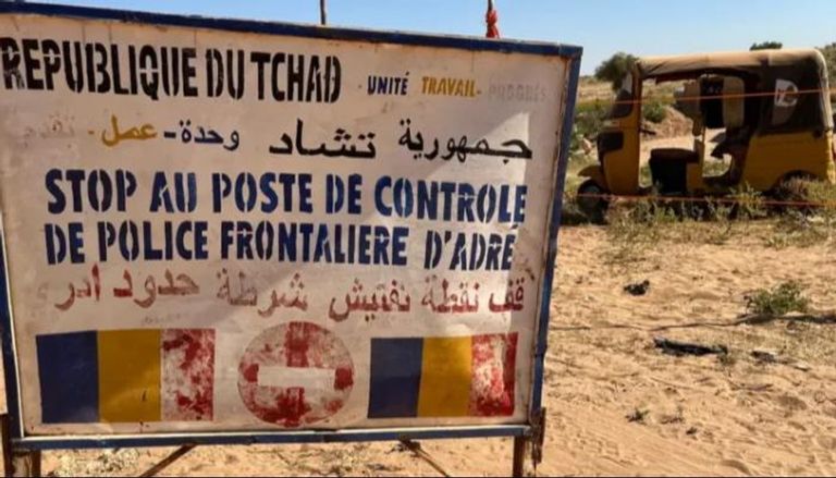 لافتة تشير إلى معبر أدري على الحدود السودانية التشادية