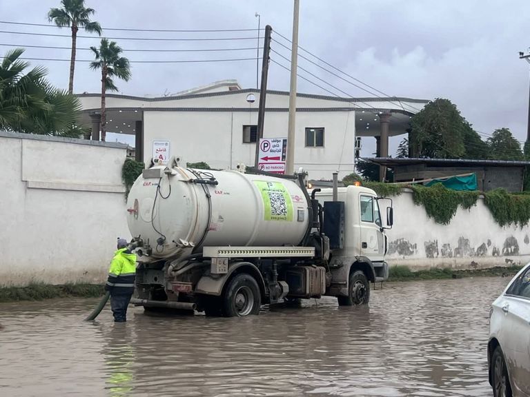 الأمطار تغرق الشوارع في ليبيا
