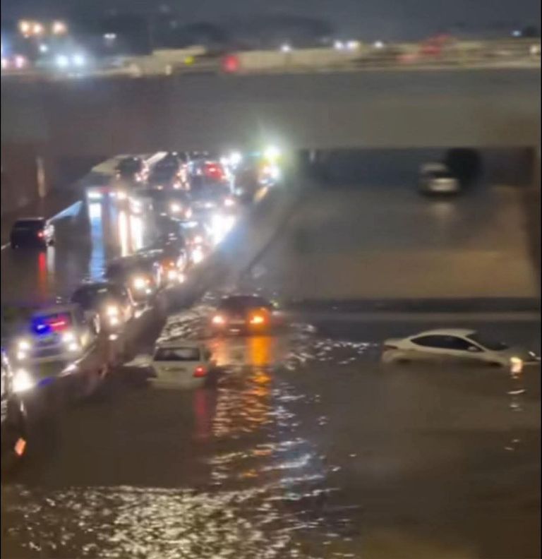 الأمطار تغرق الشوارع في ليبيا