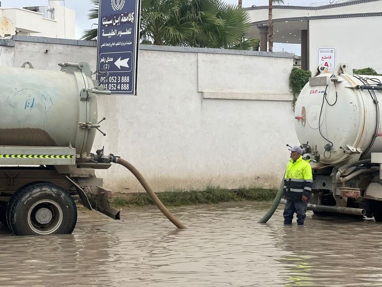 الأمطار تغرق الشوارع في ليبيا