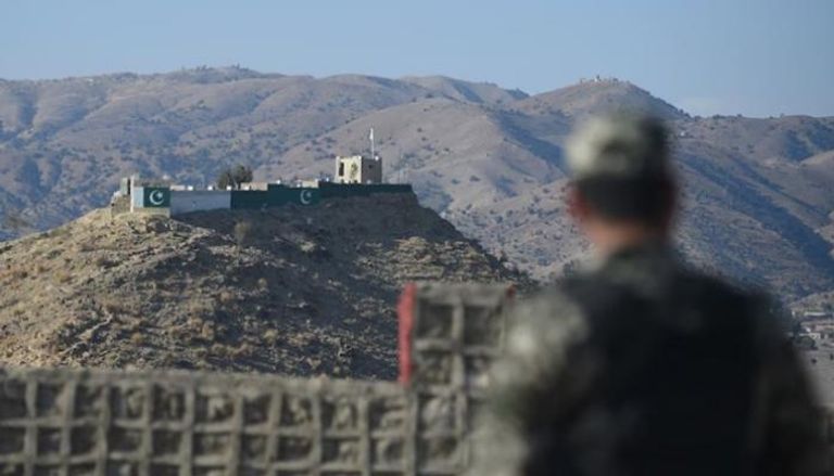 جندي باكستاني يقف حارسًا على الحدود بين باكستان وأفغانستان 