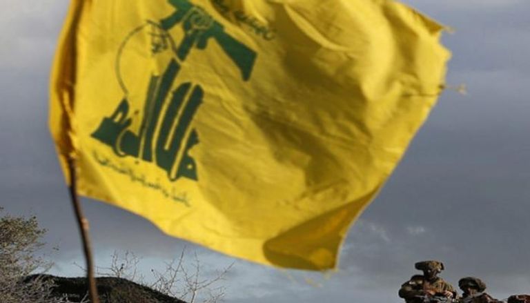 جنود إسرئيليون قرب علم يحمل شعار حزب الله 