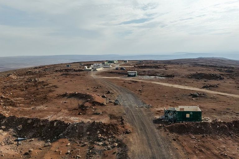 جندي أمام قاعدة عسكرية مدمرة تابعة لإيران في سوريا