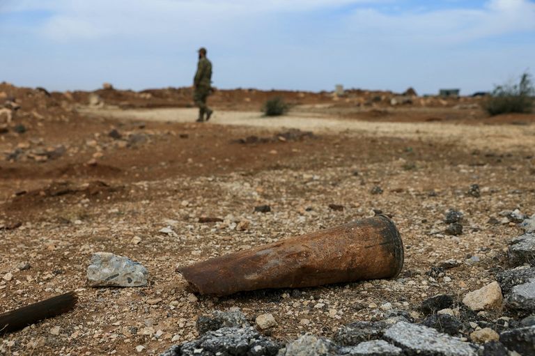 جندي أمام قاعدة عسكرية مدمرة تابعة لإيران في سوريا