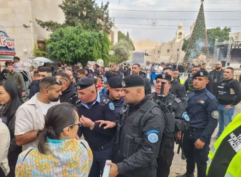 إضاءة شجرة الميلاد في ساحة كنيسة المهد