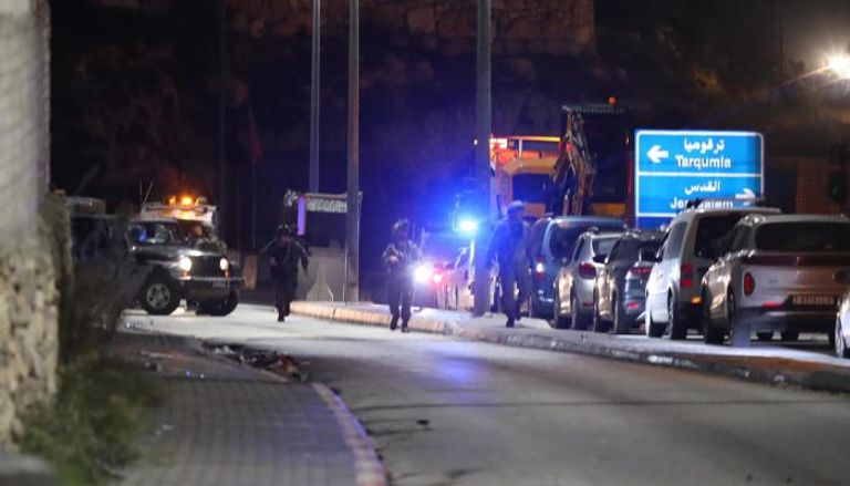 قوات الأمن الإسرائيلية عند نقطة تفتيش قرب مدينة الخليل بالضفة الغربية