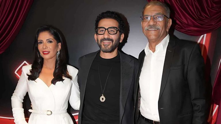 منى زكي وأحمد حلمي وسيد رجب في عرض "الست"