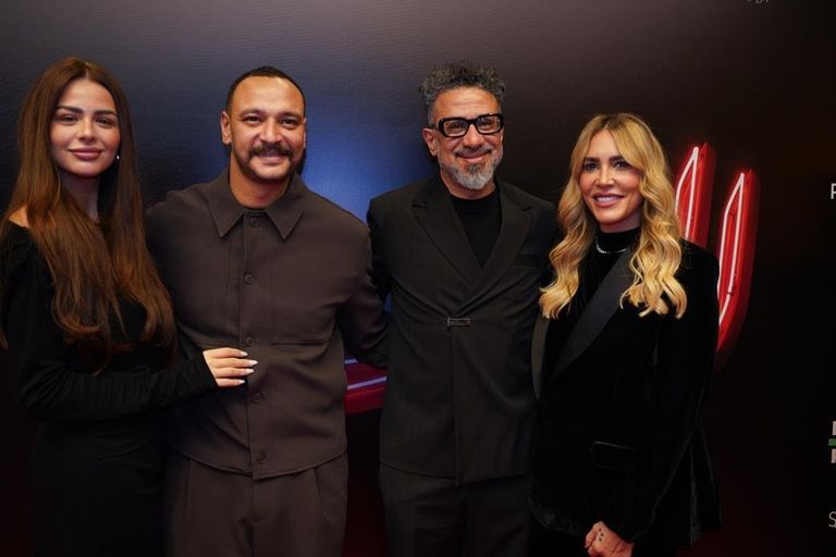 منى زكي وأحمد حلمي وسيد رجب في عرض "الست"