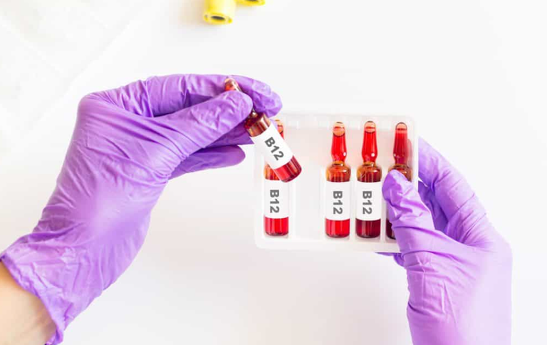 حقن فيتامين B12