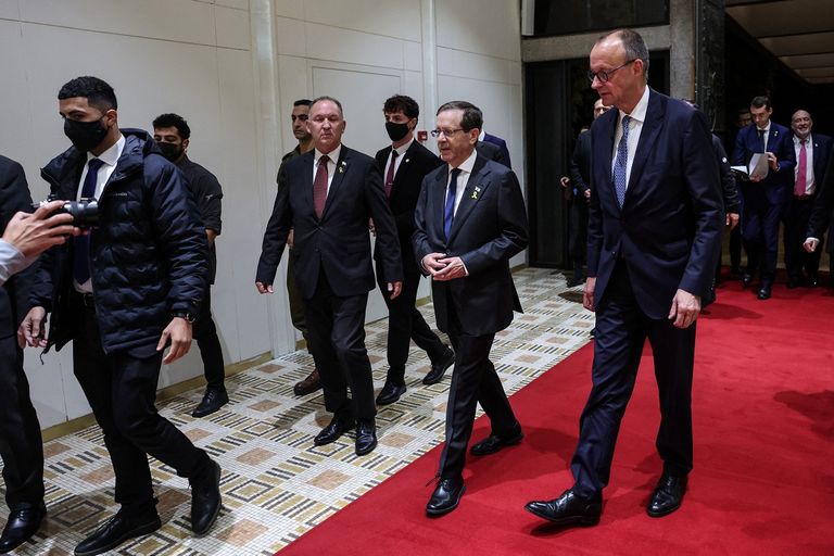 المستشار الألماني (يمين) والرئيس الإسرائيلي (يسار)