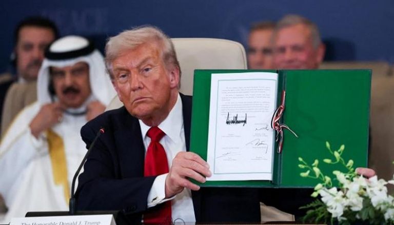 الرئيس الأمريكي دونالد ترامب خلال توقيعه 