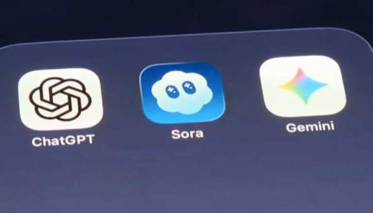 شعار ChatGPT مع منافسيه