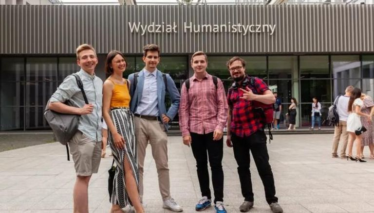 إيغور "أقصى يمين الصورة" وزوجته وأصدقاءه 