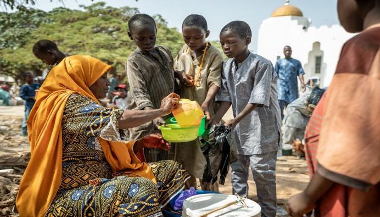 أطفال أمام أحد الجوامع في نيجيريا