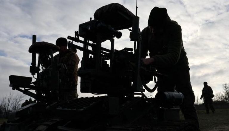 جنود أوكرانيون يختبرون أنظمة روبوتية قتالية أرضية