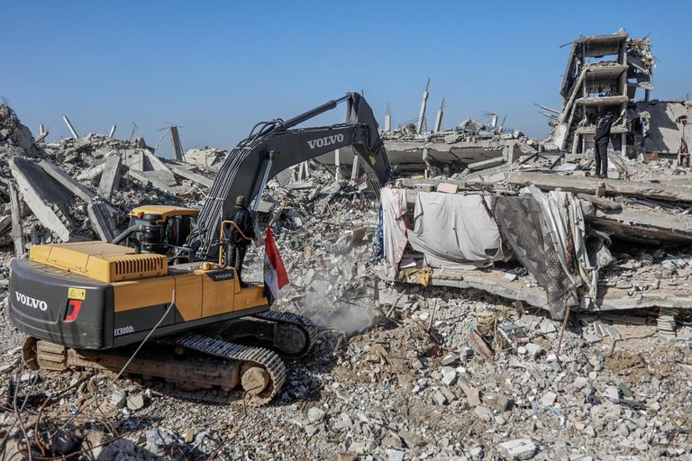 طفل في غزة يجلس على أنقاض منزل دمرته الحرب