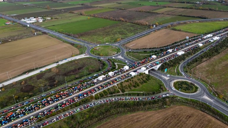 جرارات المزارعين تغلق الطريق في اليونان - أ ف ب جرارات المزارعين تغلق الطريق في اليونان - أ ف ب