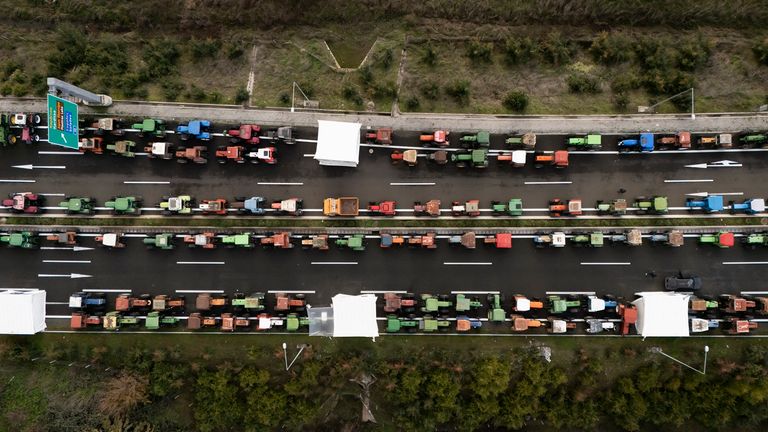 جرارات المزارعين تغلق الطريق في اليونان - أ ف ب جرارات المزارعين تغلق الطريق في اليونان - أ ف ب