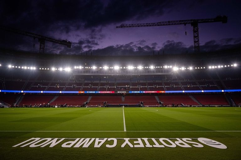 ملعب كامب نو برشلونة وآينتراخت فرانكفورت